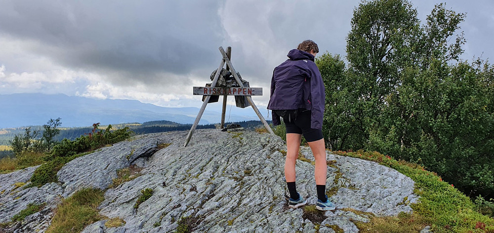 På toppen av Risknappen. Herfra og tilbake regne det lett