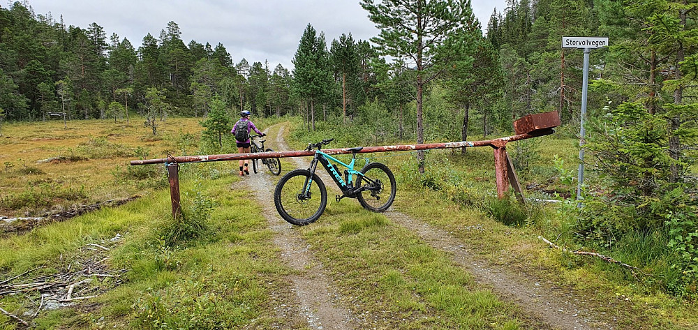 Her var veien stengt og vi tok derfor syklene videre
