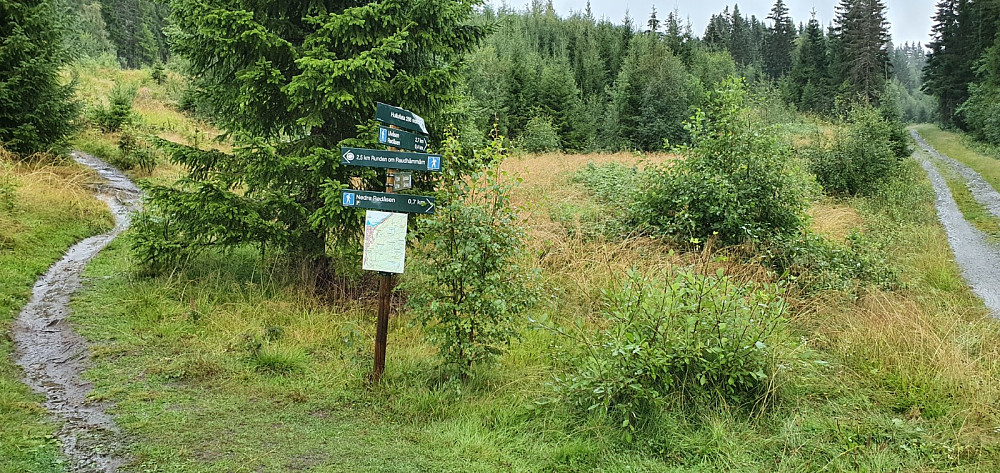 Skilt ved veiens ende der jeg parkerte. Jeg startet opp veien til høyre
