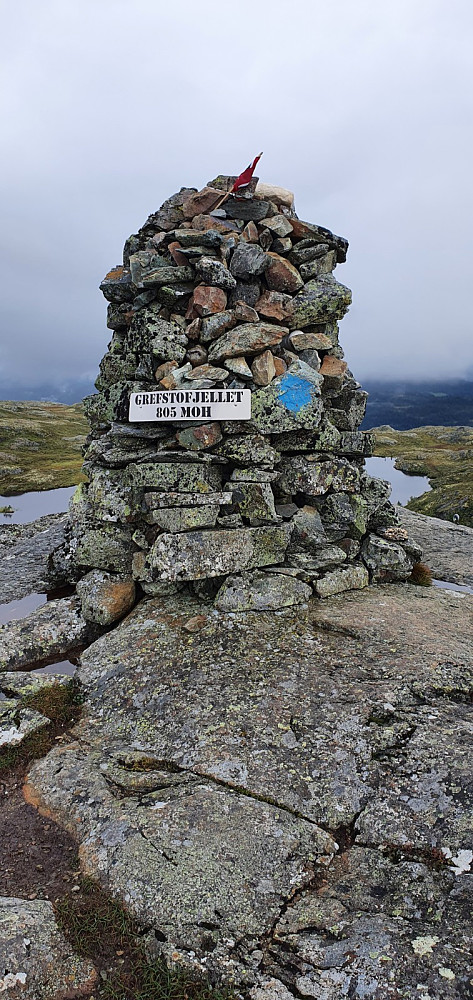 Jeg traff et par fra Skaun oppe på toppen og fikk en hyggelig prat om lokale fjell. Vi ble da oppmerksomme på at vi ikke var på høyeste punkt, men kun på en fortopp