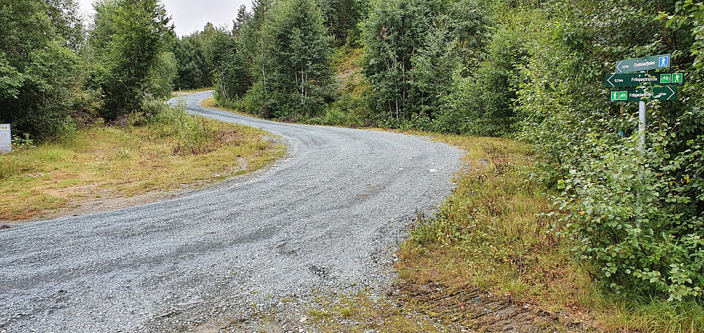 Skilt også i veikrysset litt lengre opp, men ikke skilt der stien startet opp en mindre kjerrevei. Stien var blåmerket fra veien og helt til toppen