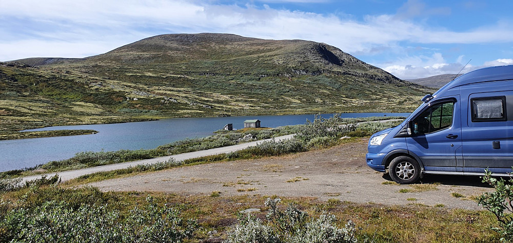 Jeg parkerte rett ved turstart, og behøvde bare å krysse veien før jeg kunne følge sti og sauetråkk opp mot fjellet