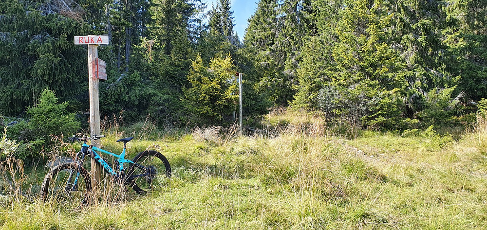 Etter et stykke til på sti, kom jeg til Ruka og kunne ta lett syklet vei og stier videre hjemover