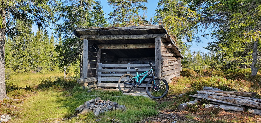 Gapahuken ved veis ende. Herfra ble det sti og litt terreng bort til Turtdalshøgda
