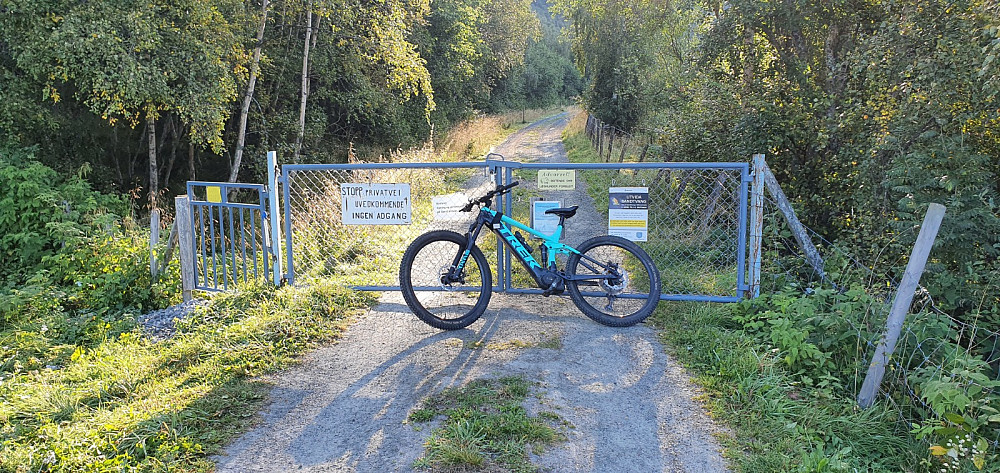 Her måtte jeg gi meg med motorsykkelen i fjor pga låst grind. Nå hadde de imidlertid laget en egen liten ulåst grind for motorsykler til venstre for hovedgrinda, så da blir det lettere neste gang