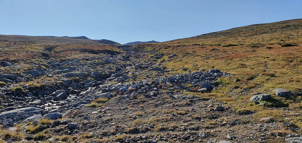 Her fikk jeg fri sikt opp på Skyrifjellet og pga av det jevne terrenget valgte jeg å sykle oppover på vestsiden av bekken