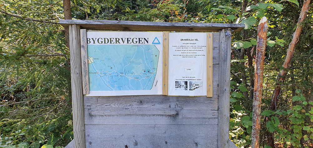 Infotavle på parkeringsplassen, men lite info om Knetten