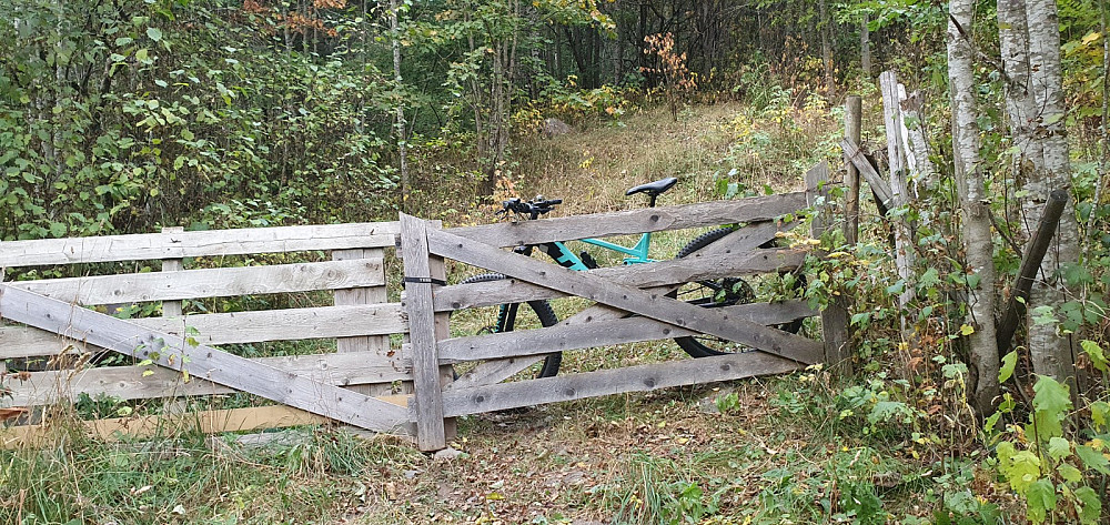 Jeg syklet om Balberg gård og måtte gjennom denne grinda