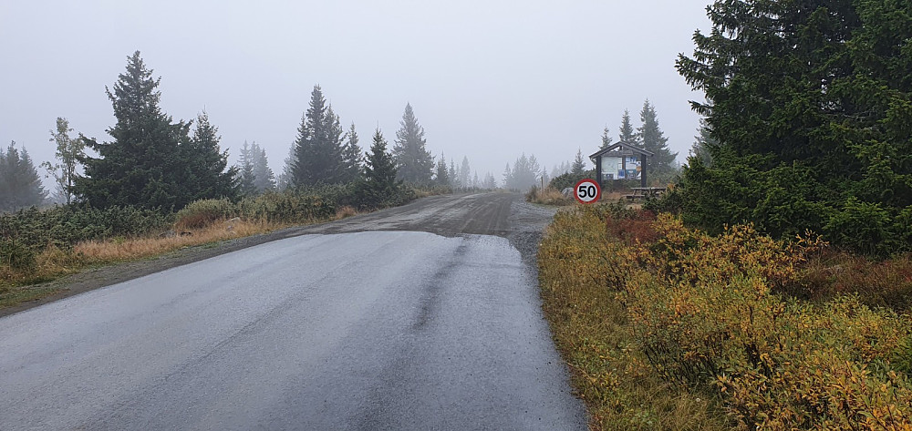 Oppe på fjellet regnet det og tåka var tjukk. Heldigvis var det såpass varmt at det gikk greit med sykkelshorts