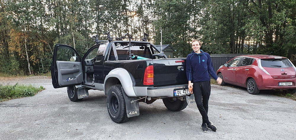 Jeg hadde ringt til NEO for å få hjelp, men han kunne ikke komme med en gang, så jeg rakk å gå over brua før han kom. Da må sykkelen leveres inn til reparasjon