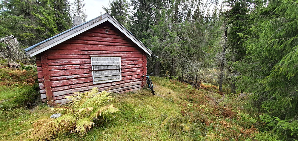 Jeg tok av en sti som var skiltet til Landskampen og passerte da denne koia ved Nerstyltjønnet