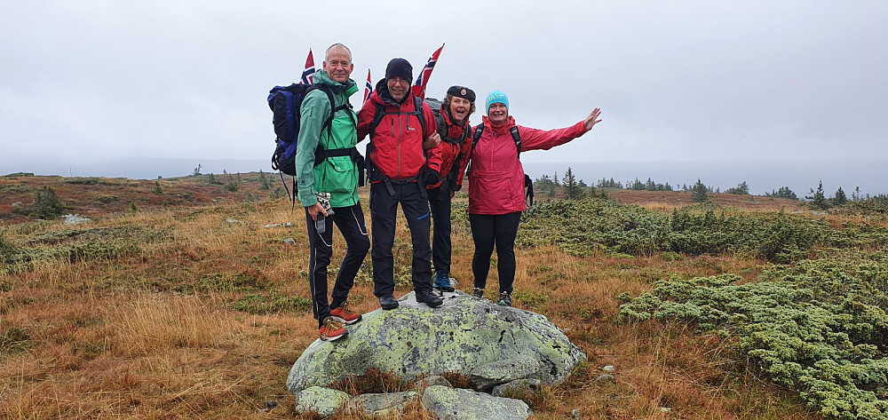 En lystig gjeng på Steinvikfjellet. Det ble en matpause i søkket mellom Steinvikfjellet og Midtfjellet, med øl til maten, så dette ble gøy