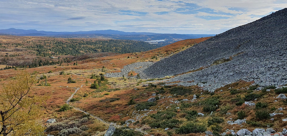 Tilbakeblikk i det vi har kommet et stykke opp i fjellsia