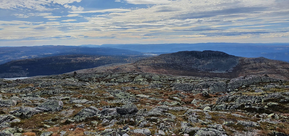 Utsikt over på Skarvemellen og med Leirin til venstre for den