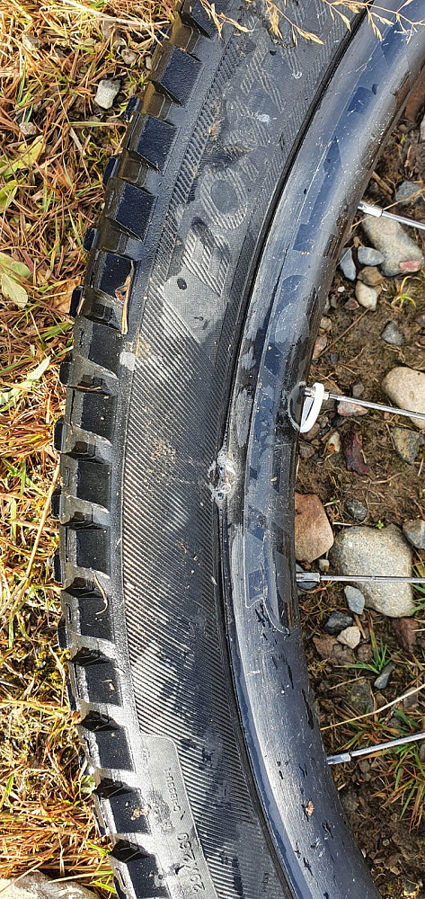 Jeg måtte stoppe noen ganger å pumpe luft i bakhjulet. Jeg hadde en lekkasje mellom felg og dekk som jeg trodde jeg hadde fikset, men det lakk fortsatt