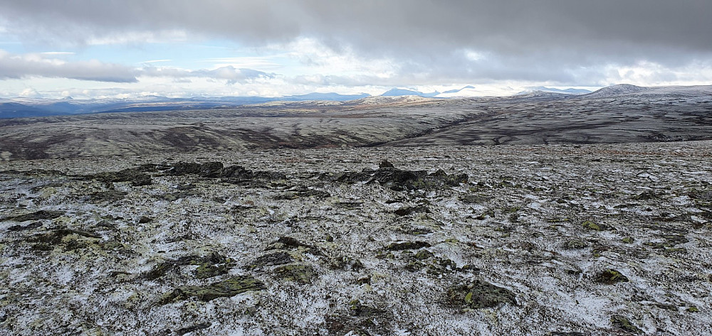 Flott utsikt bort mot Rondane, hvor toppene var dekket av snø