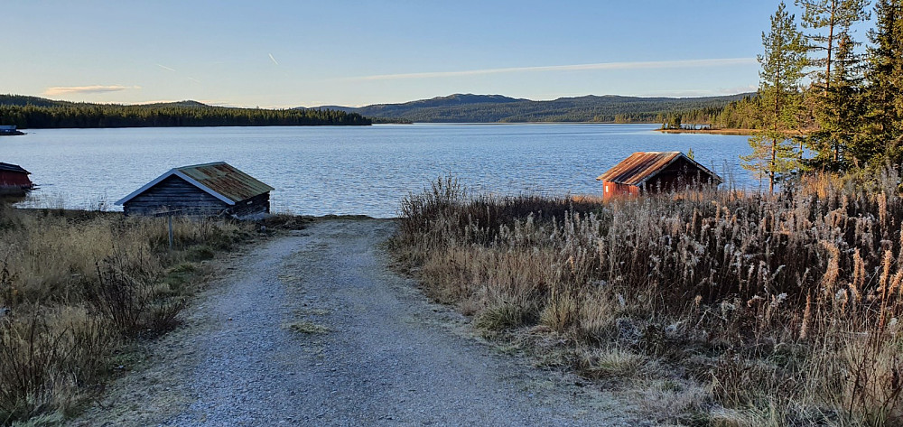 Utsikt ved start over Harrsjøen og med turens første topp, Skarven, i bakgrunnen