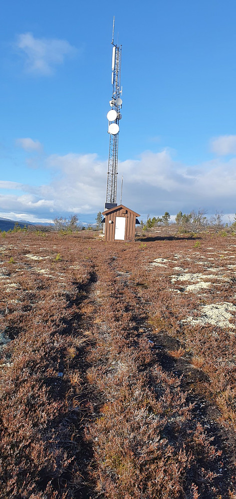 Når jeg fikk se antenna gikk tabben opp for meg. Det var jo ingen ny topp, men samme toppen jeg var på, på sykkel tidligere i dag