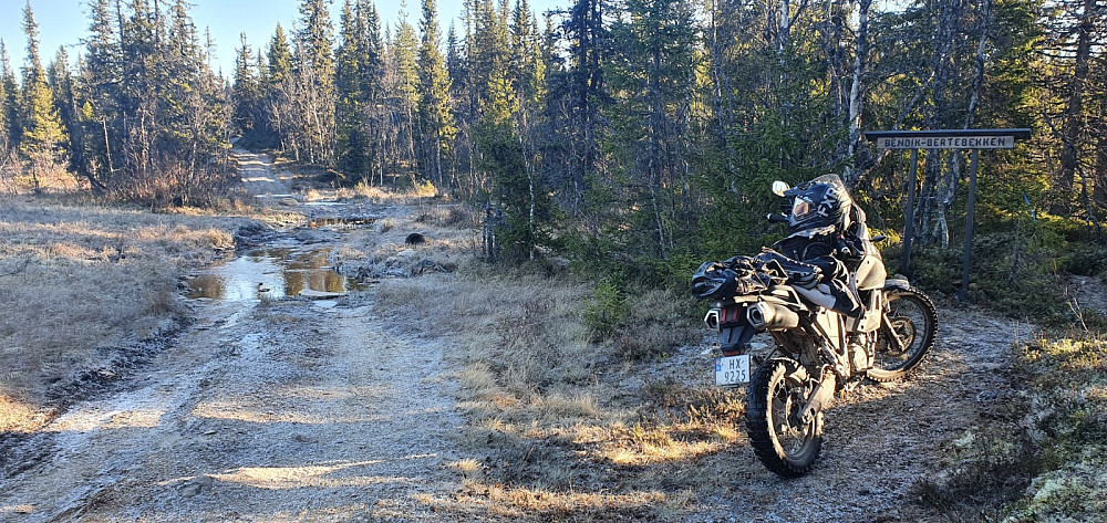 Har tok jeg ikke sjansen på å krysse bekken, og parkerte motorsykkelen. Det hadde ikke vært noe særlig å bli våt på beina i bekken når det var såpass kjølig