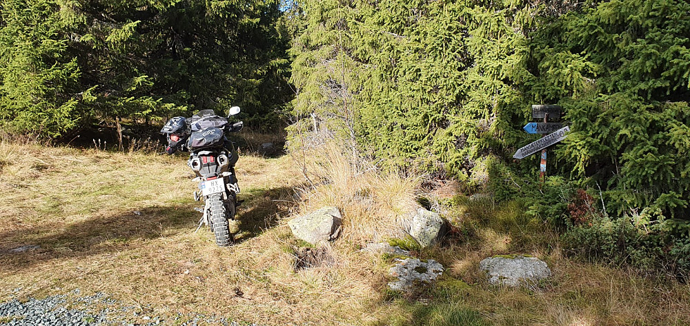 Dårlig med parkering her oppe, men det er alltid mulig å parkere en motorsykkel