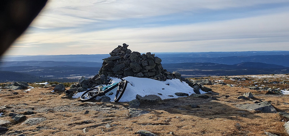 Toppen på Nevelfjell. Det var kaldt her oppe i dag, men mye folk ute på tur