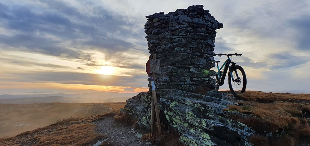 Det høyeste punktet på Goppolfjellet. De stod en svart stolpe der, men den var gått ut på dato.