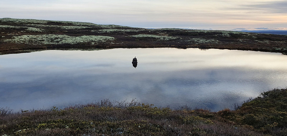 Her var det bygd en varde midt i tjernet