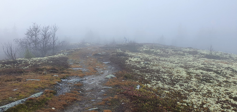 Tåka lå tjukk over Forbundsfjellet, og det var noen kneiker hvor det var greit å trille sykkelen opp