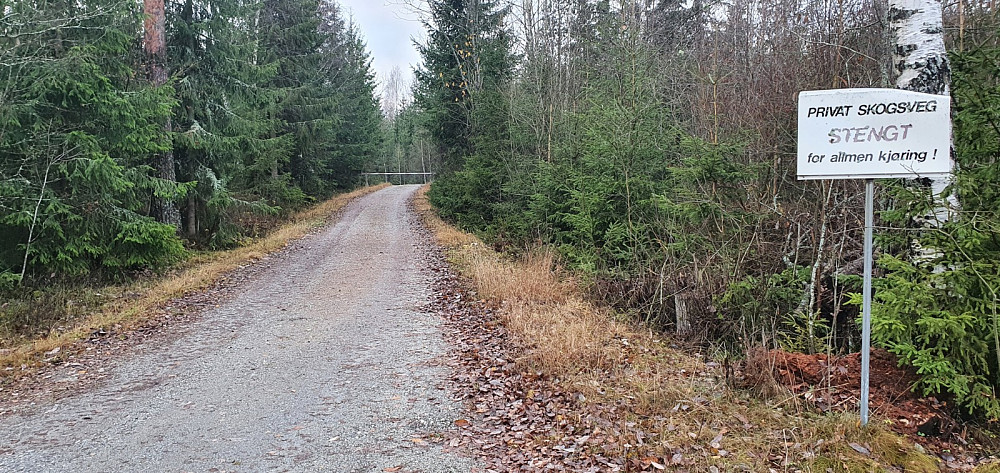 Ved parkeringsplassen var det skilt om at veien var stengt, og bommen lengre inn var lett å se fra turstart