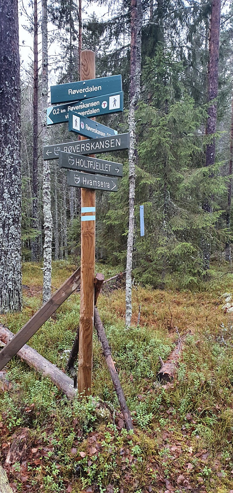 Skilt rett under toppen