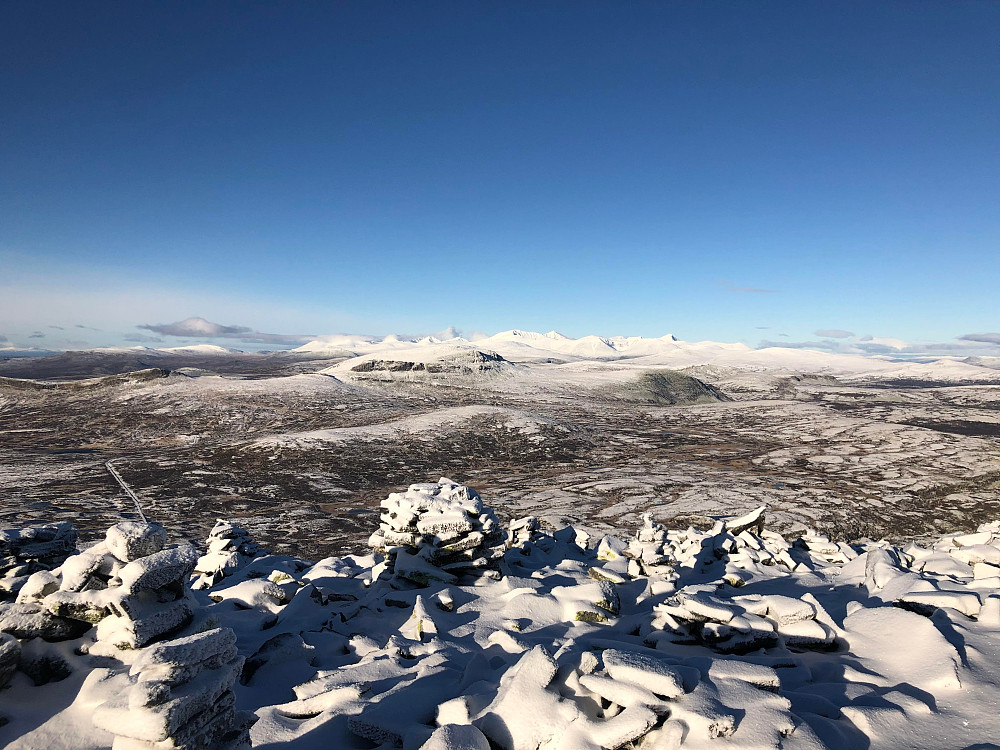 Utsikt mot Rondane som har vinterkåpa på