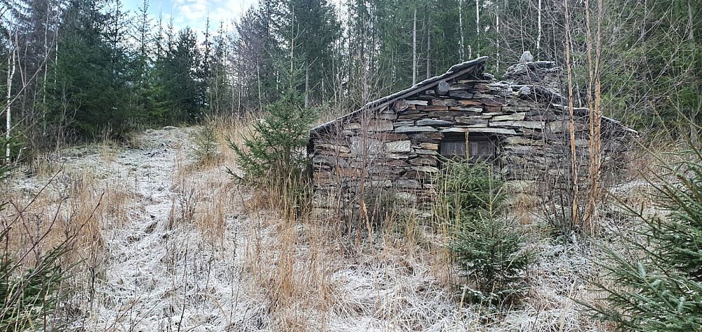 På tur opp passerte jeg denne steinkoia som sårt trenger litt vedlikehold
