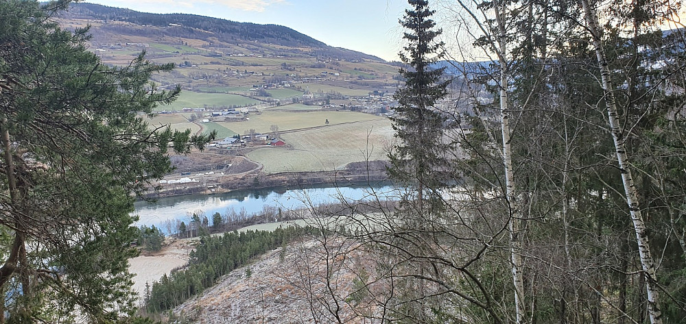 Fra et utkikkspunkt på toppen og ned mot Lågen