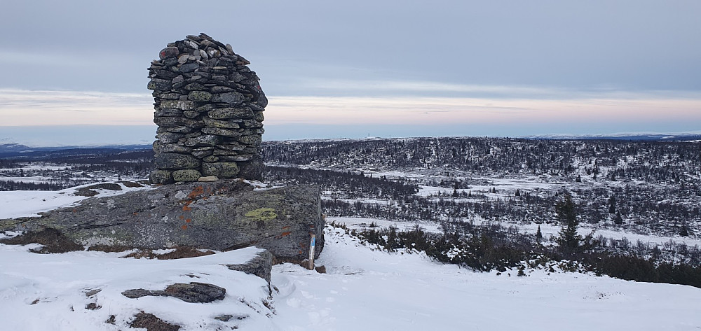 Stor varde på toppen og flott utsikt i alle retninger