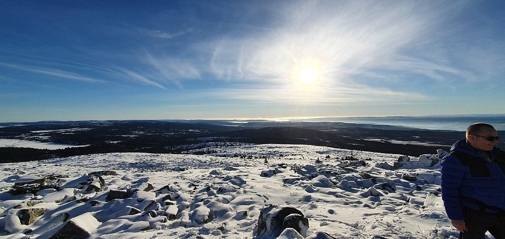 Tåka lå lavt og tjukk sørover, så vi var heldige som kunne ta en fjelltur opp i finværet