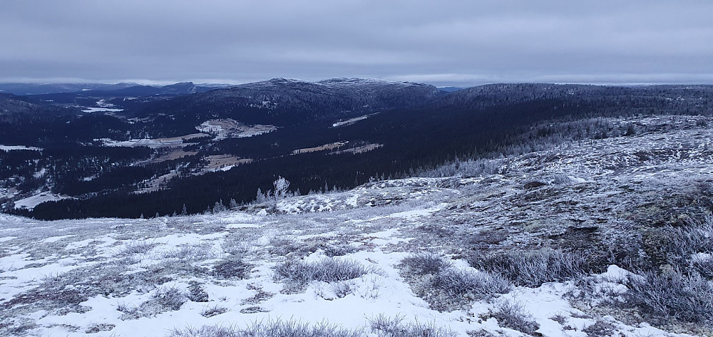 Utsikt fra toppen og ned mot start. Valsfjellet i bakgrunnen