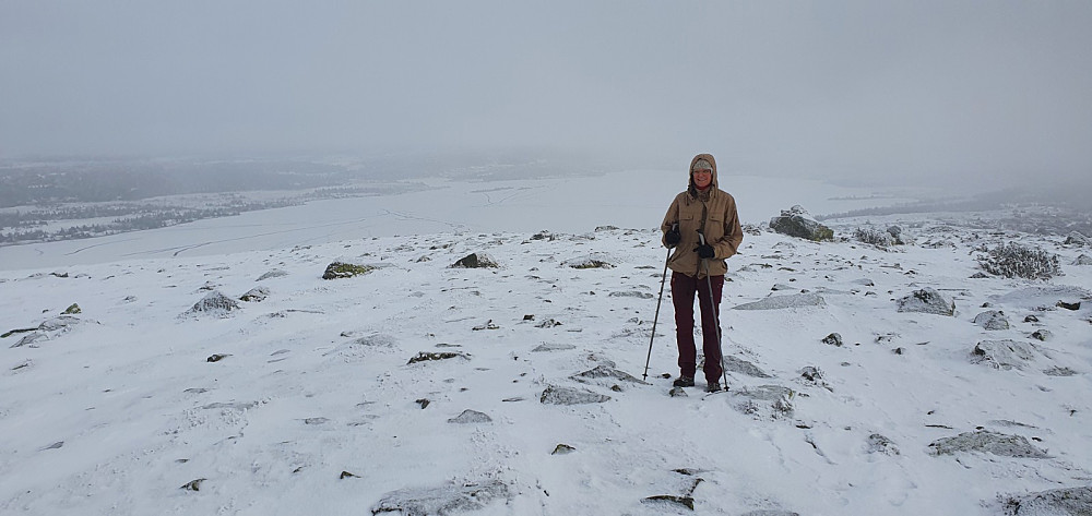 Tilbakeblikk rett under toppen. Isen har lagt seg på fjellvannene nå
