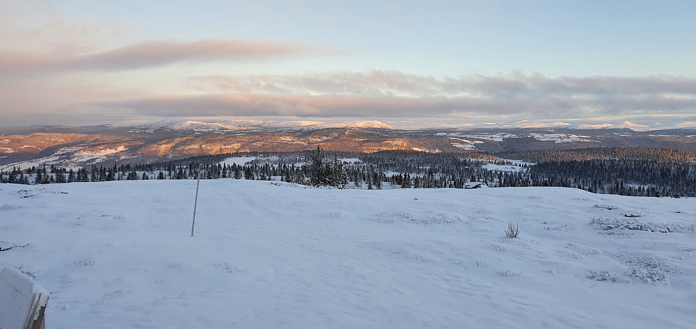 Flott utsikt nordover, hvor sola skinte på noen av fjellene