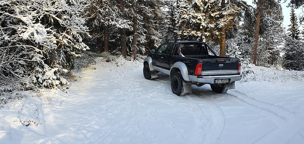 Det er en liten parkeringsplass ved stistart
