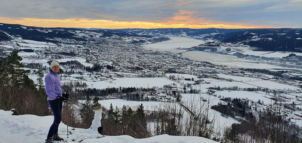 Utsikt ned mot Lillehammer et stykke oppe i lia