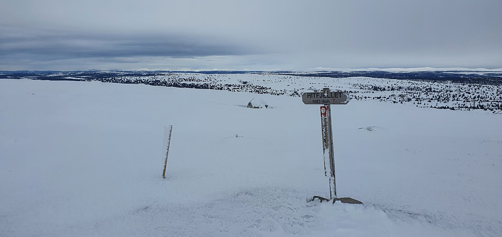 Toppen av Hitfjellet med Sjøsæterfjellet i bakgrunnen