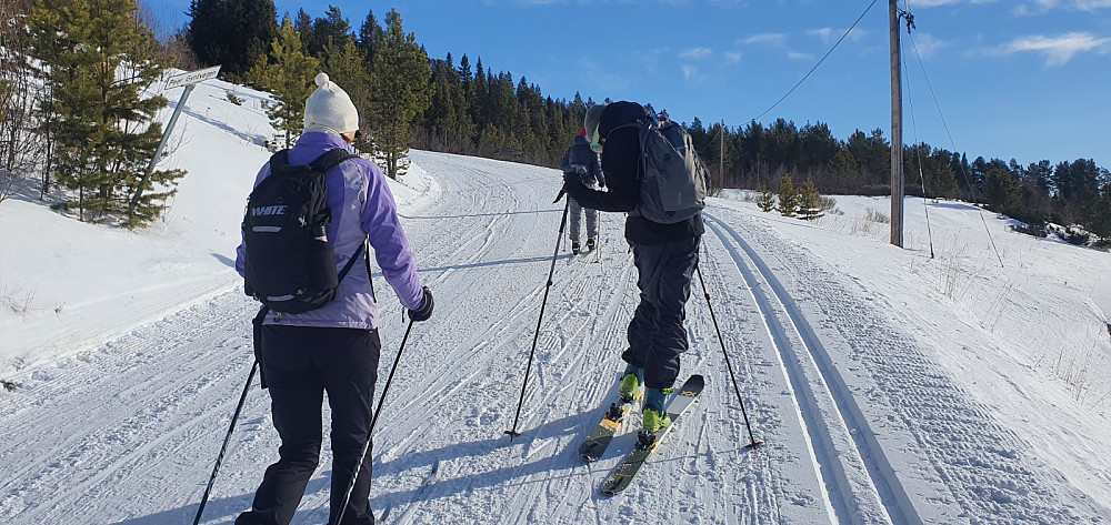 Turstart i det NEO oppdager at bindingene ikke er justert til skoene. Vi måtte gå tilbake til bilen for å justere dem