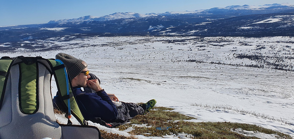 Rett under fjellet tok vi en matpause på en barflekk, og vi koste oss bra der.