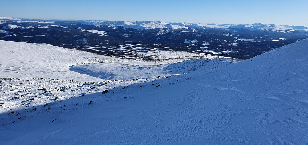 Ned mot bekkedalen vi akte ned på returen. Mye fin aking til tross for litt lite snø