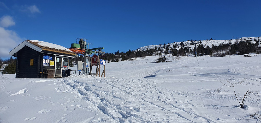 Vinden blåste rett i mot, så det var litt surt å gå. Den innerste fjellheisen var stengt på grunn av den kraftige vinden