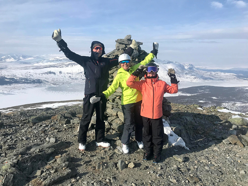På toppen traff vi en kar fra Gjøvik. Han tok et bilde av oss ved toppvarden