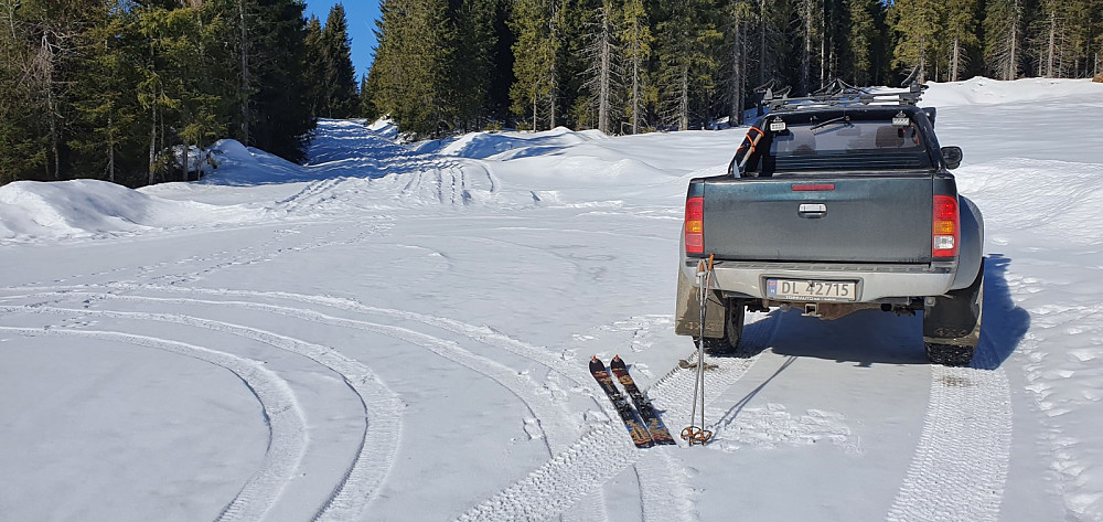 Det var brøytet bare opp til snuplassen for tømmerdriften, så da ble det litt å gå i dag