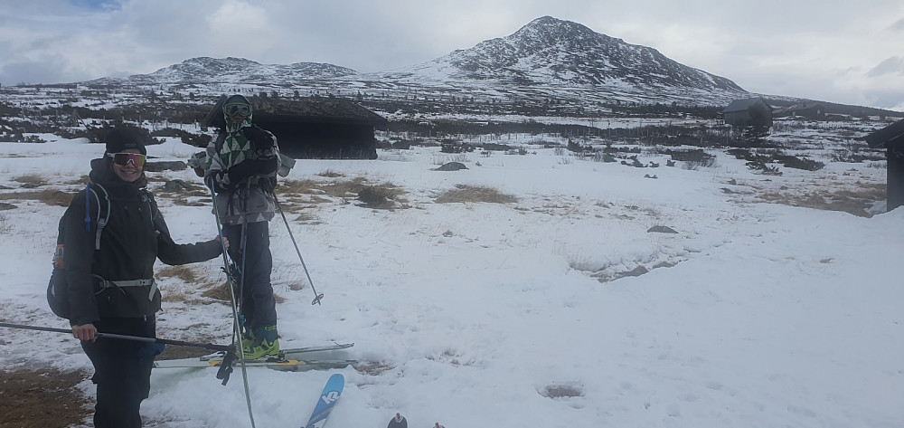Turstart på Storhøli. Vi var i tvil om det var nok snø til å gjennomføre turen på ski, men vi måtte prøve.