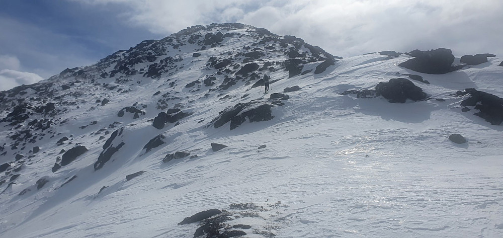Opp mot toppen viste det seg å være bra med snø på nordvest siden av fjellet, og vi kunne gå helt opp med skiene på