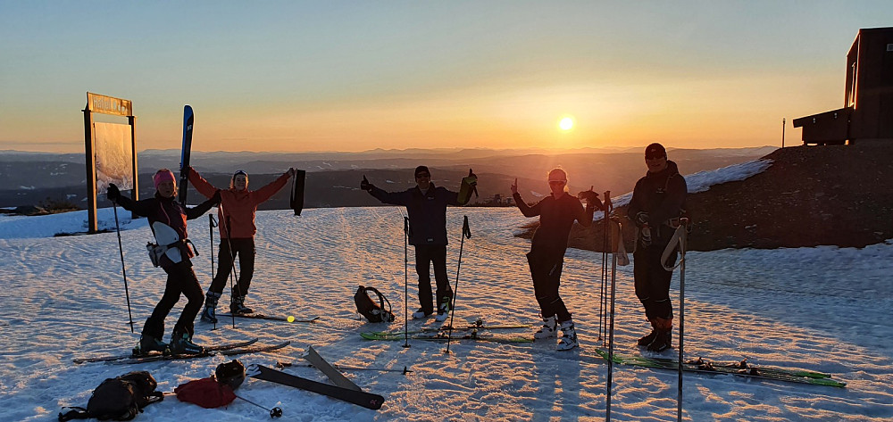 En fornøyd gjeng på toppen av Fjellheisen hvor vi gjorde oss klare for nedfarten